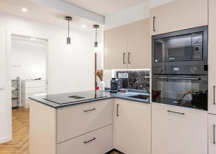 City Charm - Stylish 3Bd In Malaga Centro